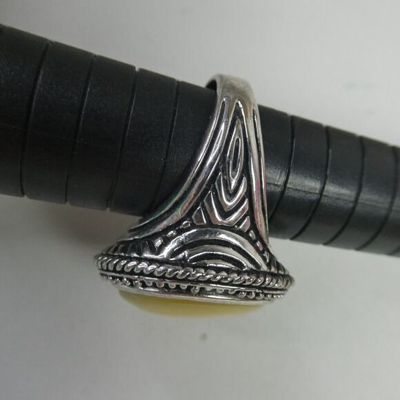 Silver Tone Mother of Pearl Oval Cabochon Chunky Ring Size 7 3/4 Vintage Style - Picture 5 of 7